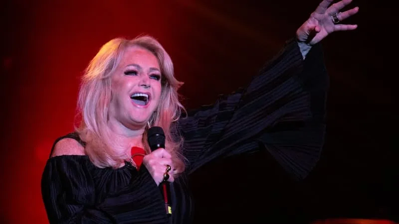 « SON ÉTAT S’AMÉLIORE »: LA CHANTEUSE BONNIE TYLER EST SORTIE DU COMA ARTIFICIEL MAIS RESTE HOSPITALISÉE EN SOINS INTENSIFS