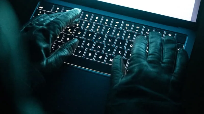 LE GÉRANT NIÇOIS D’UN SITE CONTENANT 300.000 DEEPFAKES SEXUELS DE CÉLÉBRITÉS CONDAMNÉ À UN AN DE PRISON