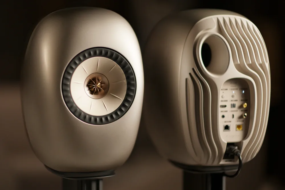 KEF TRANSFORME SES ENCEINTES SANS FIL EN SCULPTURES… ET FAIT GRIMPER LE PRIX À 4 000 EUROS