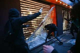 PARIS, LYON, NANTES… DE NOUVEAUX COMMERCES VISÉS PAR DES PILLAGES À TRAVERS LA FRANCE DIMANCHE