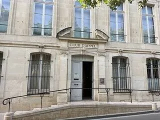 14 ANS DE RÉCLUSION CRIMINELLE POUR UNE MÈRE DE FAMILLE JUGÉE POUR TENTATIVE D’ASSASSINAT SUR SON FILS MINEUR