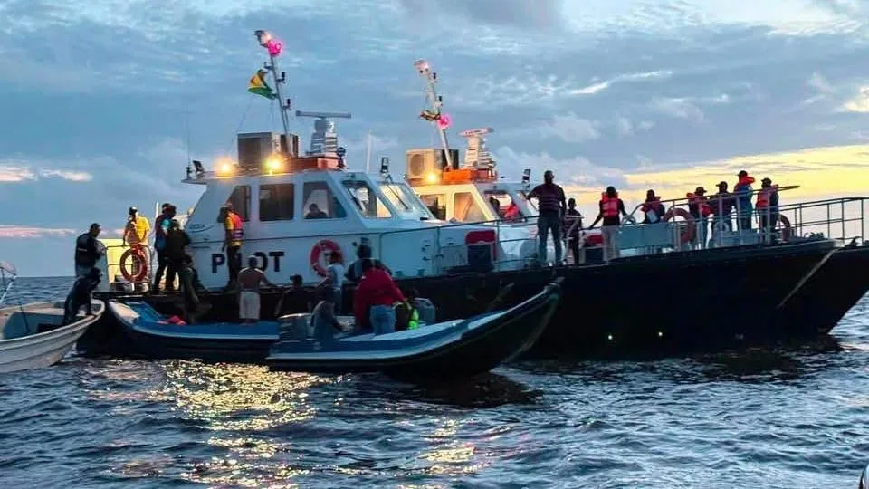 UN FERRY SE RENVERSE AU GUYANA, LA MOITIÉ DES PASSAGERS SONT PORTÉS DISPARUS