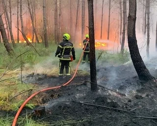 TÉMOIGNAGE. « ON SE SENT TOUT PETIT FACE À LA FORCE DE LA NATURE » : UN POMPIER RACONTE L’INCENDIE EN GIRONDE