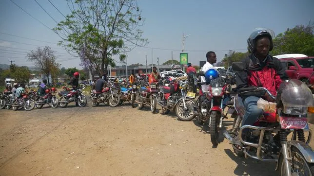 “J’ATTENDAIS DEPUIS 4 HEURES DU MATIN” : LE MALAWI SOUFFRE DES PÉNURIES DE CARBURANT