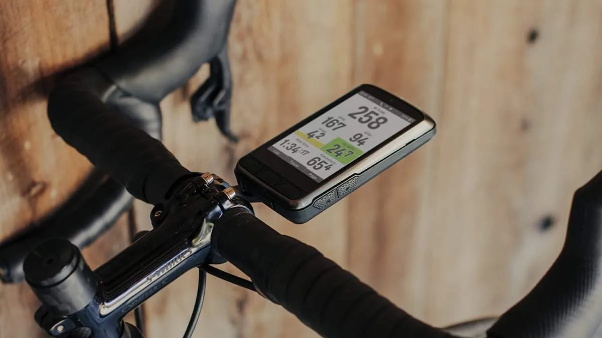 COMPTEURS GPS VÉLO : CETTE NOUVELLE RÈGLE VA STOPPER LA COURSE AUX GRANDS ÉCRANS