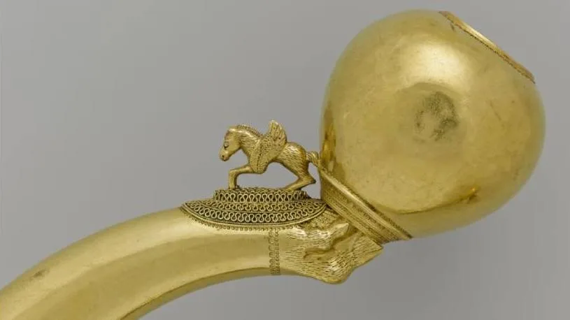 « ILS SONT ENTRÉS COMME DE SIMPLES TOURISTES » : CE COLLIER EN OR A ÉTÉ VOLÉ EN PLEIN JOUR DANS UN MUSÉE