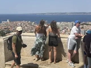 REPORTAGE. « ON Y VIENT EN VACANCES PARCE QUE C’EST L’ANTI-PARIS » : POURQUOI MARSEILLE FAIT LE PLEIN DE TOURISTES