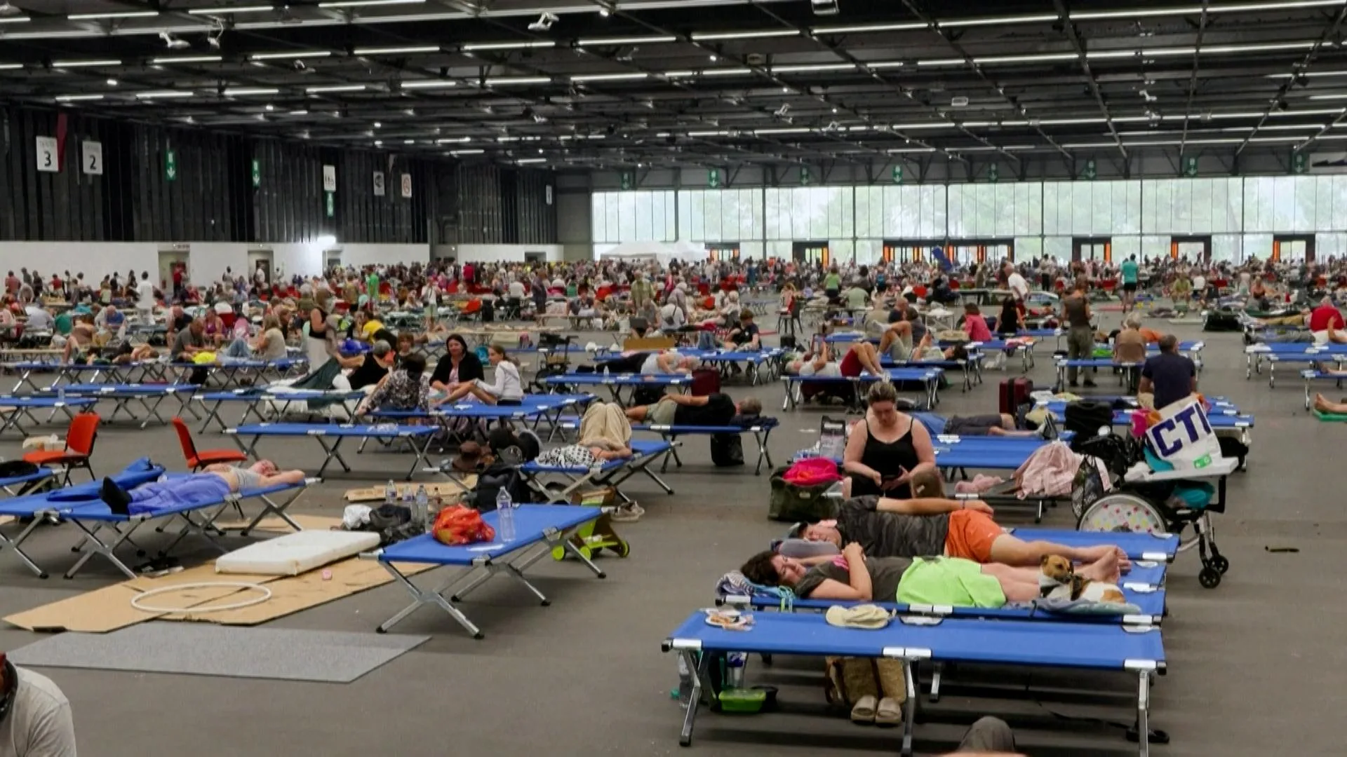 AU PARC DES EXPOSITIONS DE BORDEAUX, LA « GALÈRE » DES MILLIERS DE RÉFUGIÉS DU FEU