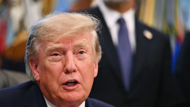 DONALD TRUMP A PUBLIÉ DES PHOTOS POUR JUSTIFIER LES COÛTEUX TRAVAUX DE RESTAURATION DE LA MAISON BLANCHE: UN OUTIL DE GOOGLE A DÉMONTRÉ QU’ELLES ÉTAIENT FALSIFIÉES GRÂCE À L’IA