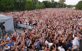 EN IMAGES. DES STARS DE LA MUSIQUE ET 20 000 SPECTATEURS… CE FESTIVAL GRATUIT ATTIRE LA FOULE DANS L’OUEST