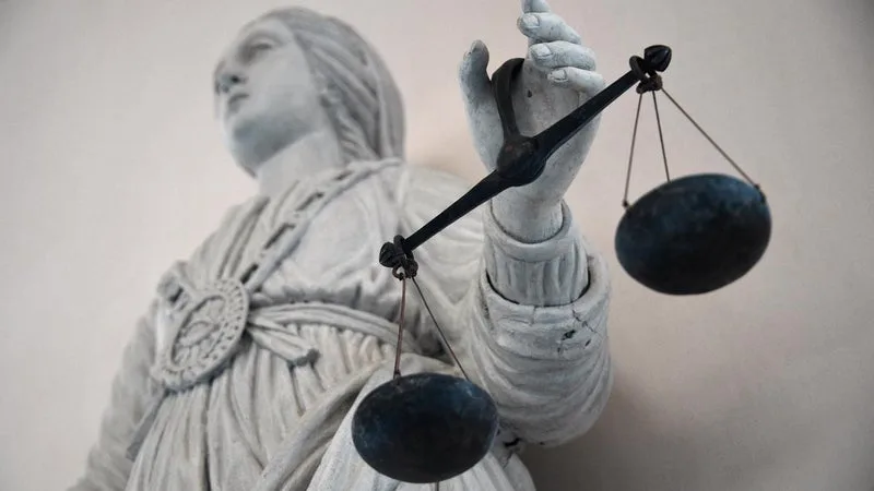 MOBILISATIONS DU 17 OCTOBRE: L’AVOCAT DU MANIFESTANT QUI A EU LA MAIN ARRACHÉE À SAINT-ÉTIENNE DÉPOSE PLAINTE CONTRE L’AUTEUR DU TIR ET LAURENT NUÑEZ