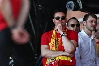 RC LENS. PIERRE SAGE ASSURE QU’IL RESTERA L’ENTRAÎNEUR DES SANG ET OR LA SAISON PROCHAINE