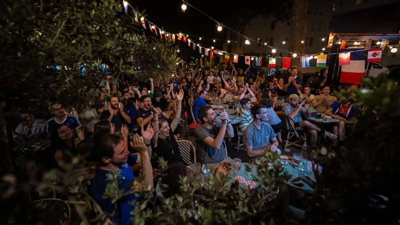 UNE NUIT JOYEUSE ET TRÈS PEU D’INTERPELLATIONS… LE BILAN DES FESTIVITÉS À PARIS APRÈS FRANCE-MAROC