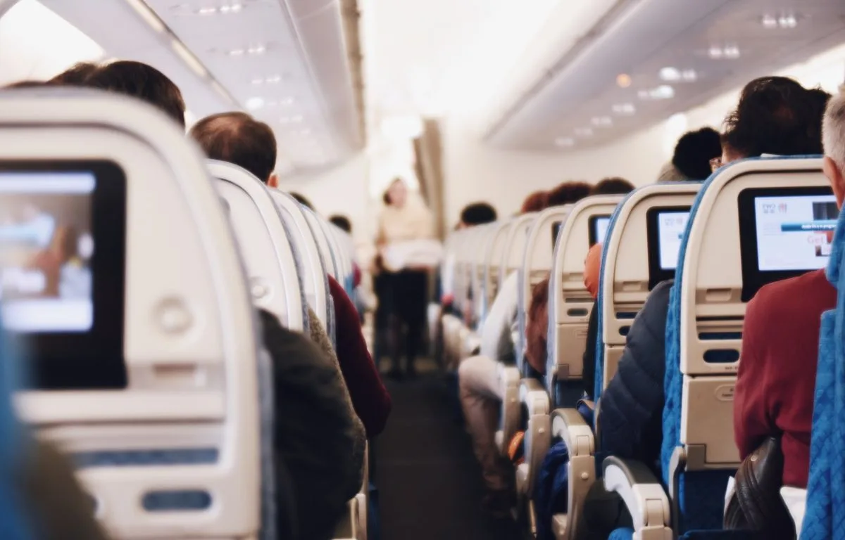 ALLEMAGNE : « DES BÉBÉS SE SONT ÉVANOUIS »… DES PASSAGERS RETENUS DANS UN AVION SURCHAUFFÉ, LA POLICE INTERVIENT