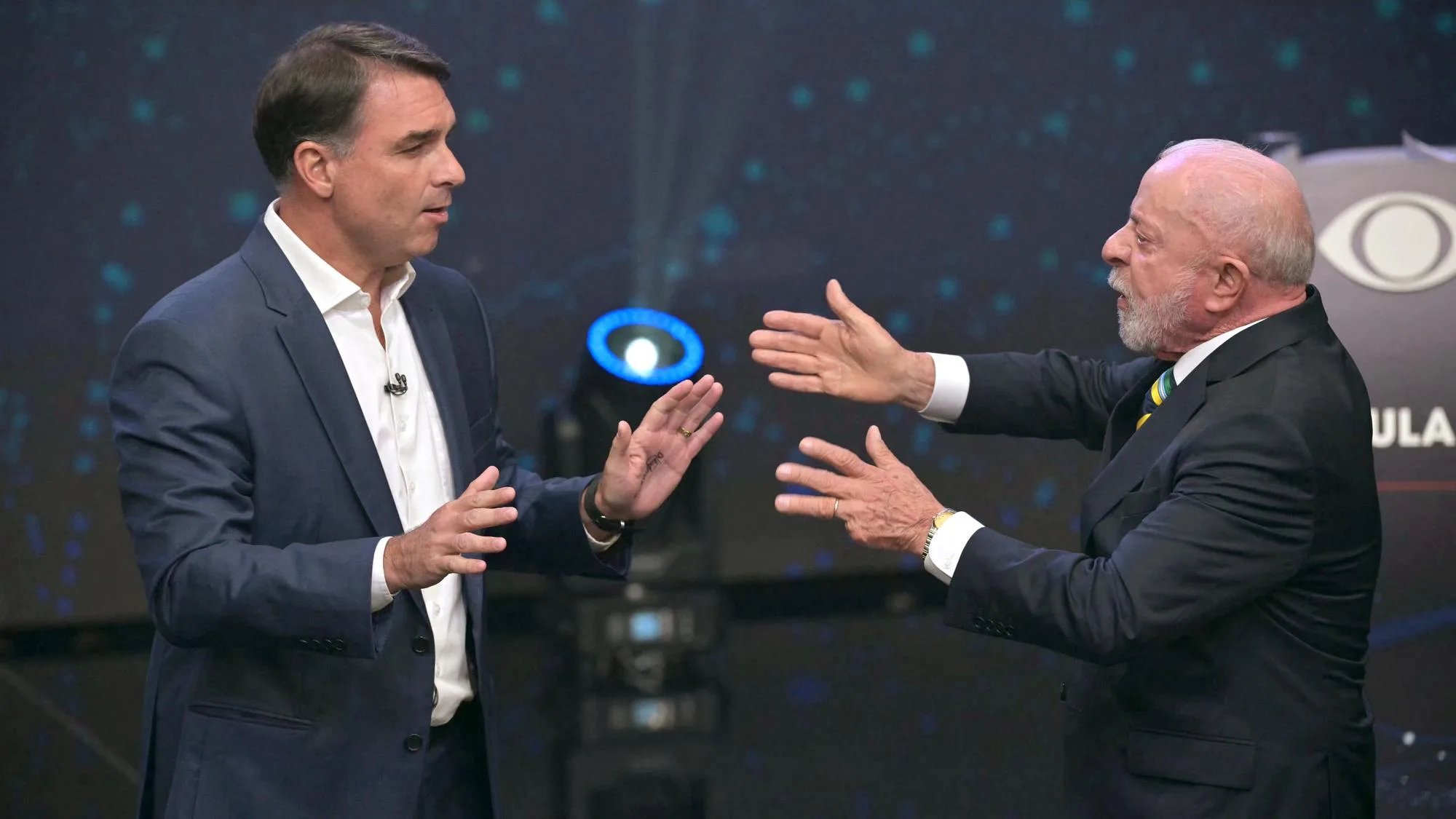« CORROMPU », « CLOWN » : AU BRÉSIL, LE PREMIER DÉBAT ENTRE LULA ET FLAVIO BOLSONARO A VIRÉ AU PUGILAT