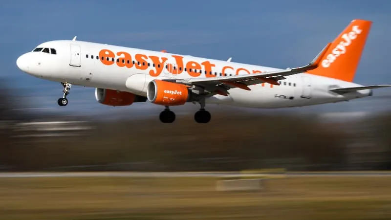 ALORS QU’ELLE EST COURTISÉE PAR DEUX FONDS, LE BÉNÉFICE D’EASYJET FOND DE 70% AU 3E TRIMESTRE