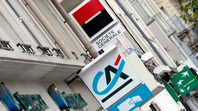 ESSOR DES OUTILS INFORMATIQUES, AGENCES MOINS FRÉQUENTÉES: EN RECUL DE PLUS DE 10% EN 2025, LES RECRUTEMENTS DANS LE SECTEUR BANCAIRE SONT AU PLUS BAS DEPUIS 13 ANS