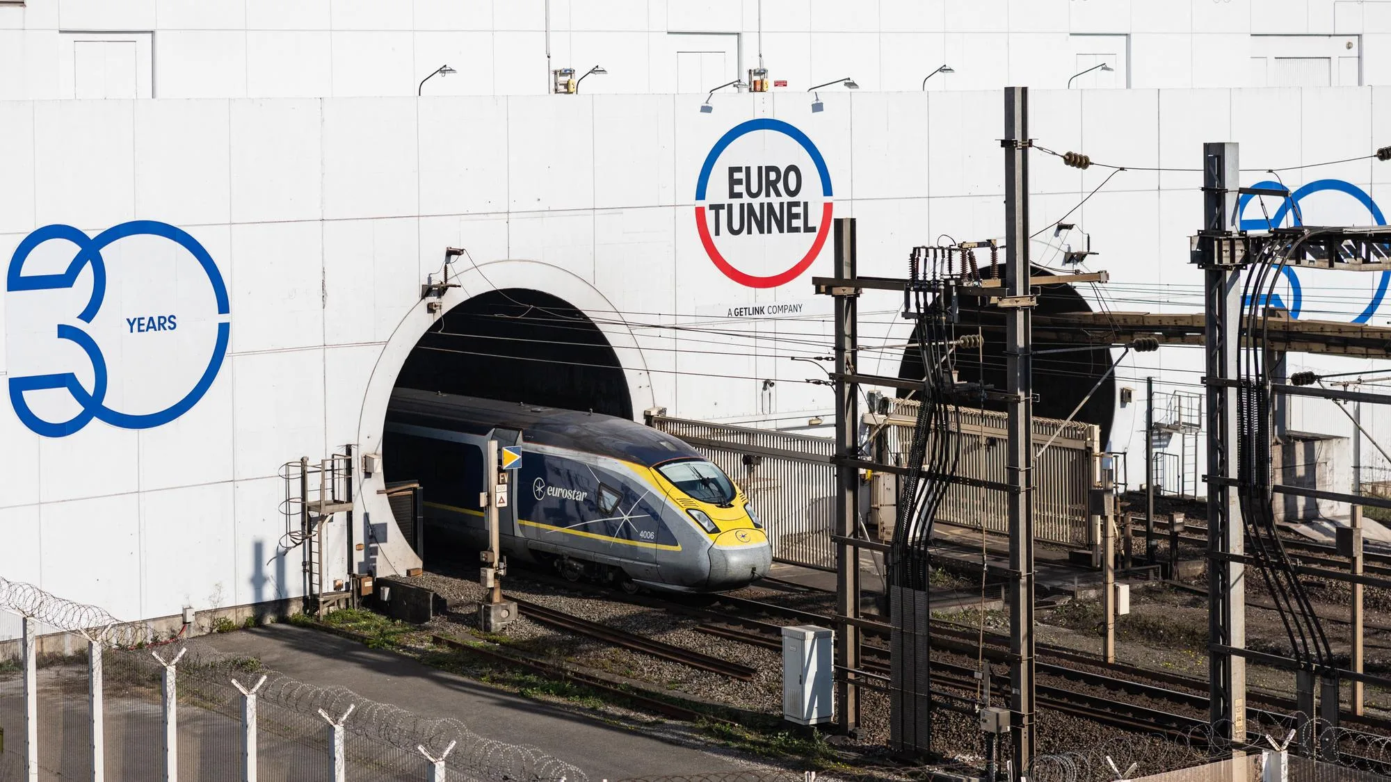 UNE COLLISION ENTRE UN BUS ET UN TRAIN À L’ENTRÉE DU TUNNEL SOUS LA MANCHE FAIT 19 BLESSÉS