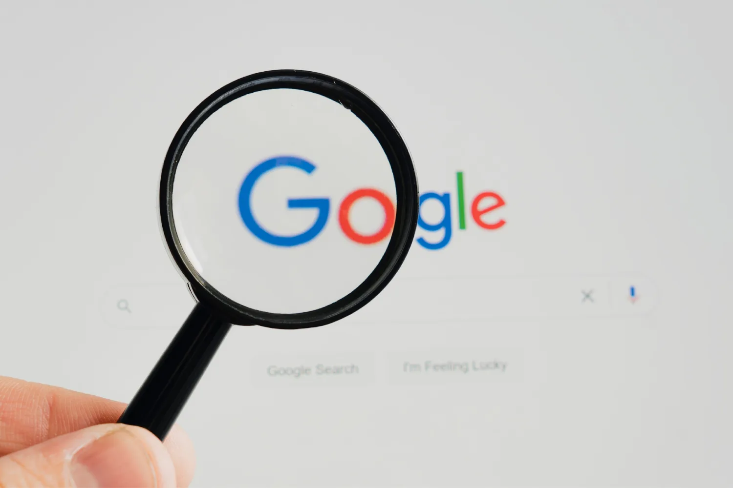 RÉSUMÉS IA DE GOOGLE : CRAIGNANT DE PERDRE « 33 À 38% » DE LEUR TRAFIC, LES ORGANES DE PRESSE SAISISSENT L’AUTORITÉ DE LA CONCURRENCE