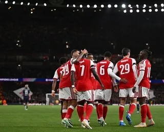 MALGRÉ DES REVENUS RECORD ET UN GROS CHÈQUE OFFERT À SON COACH, LE CLUB D’ARSENAL VEUT SUPPRIMER 60 POSTES