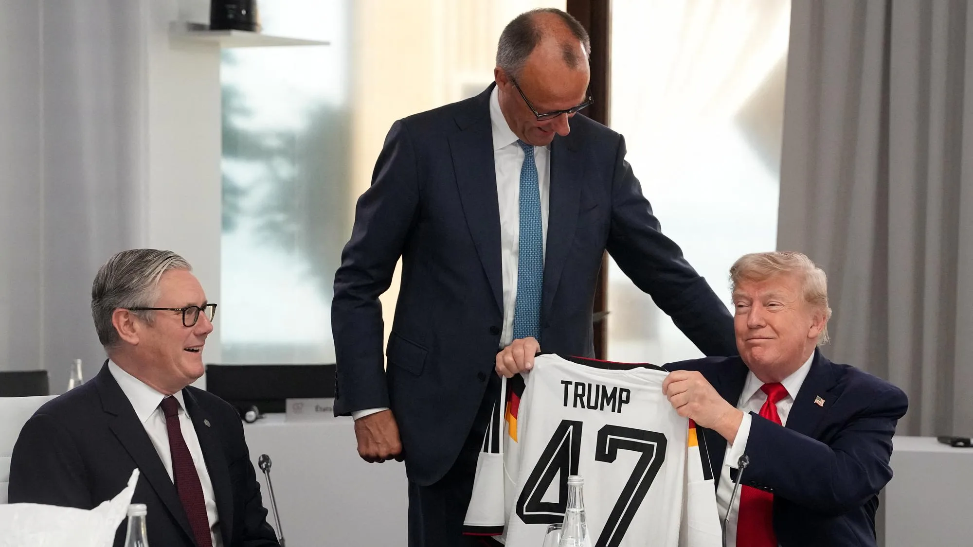 LE CHANCELIER ALLEMAND FRIEDRICH MERZ OFFRE À TRUMP UN CADEAU SYMBOLIQUE POUR APAISER LES TENSIONS