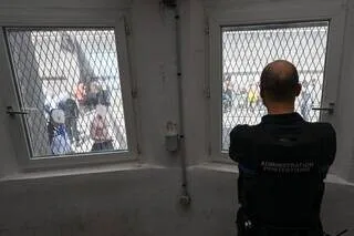 REPORTAGE. « CE MÉTIER ME TUERA UN JOUR » : ILS TRAVAILLENT DANS UNE PRISON SURPEUPLÉE, ILS RACONTENT LEUR QUOTIDIEN