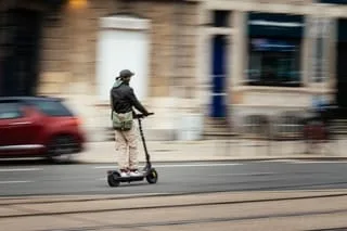 « LES ACCIDENTS ONT EXPLOSÉ » : L’INTERDICTION DES TROTTINETTES ÉLECTRIQUES FAIT RÉAGIR DANS CETTE VILLE DE L’OUEST