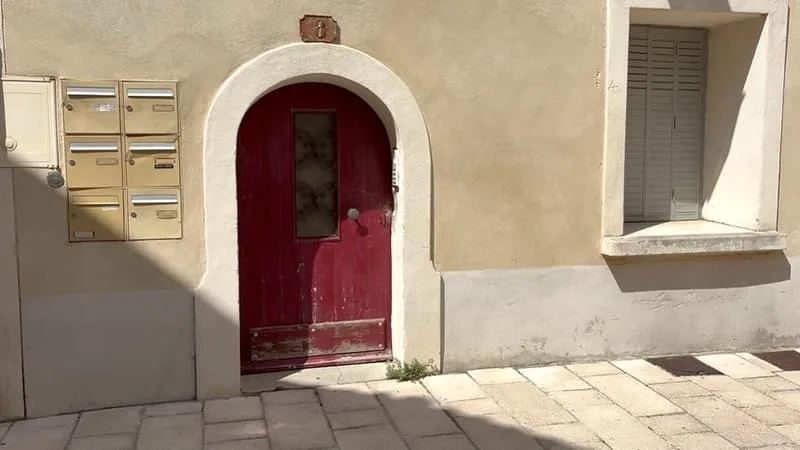 « DES GENS NORMAUX, SOURIANTS »: APRÈS LA DÉCOUVERTE D’OSSEMENTS DE NOURRISSONS À ORANGE, LES RIVERAINS TOUJOURS « SOUS LE CHOC »