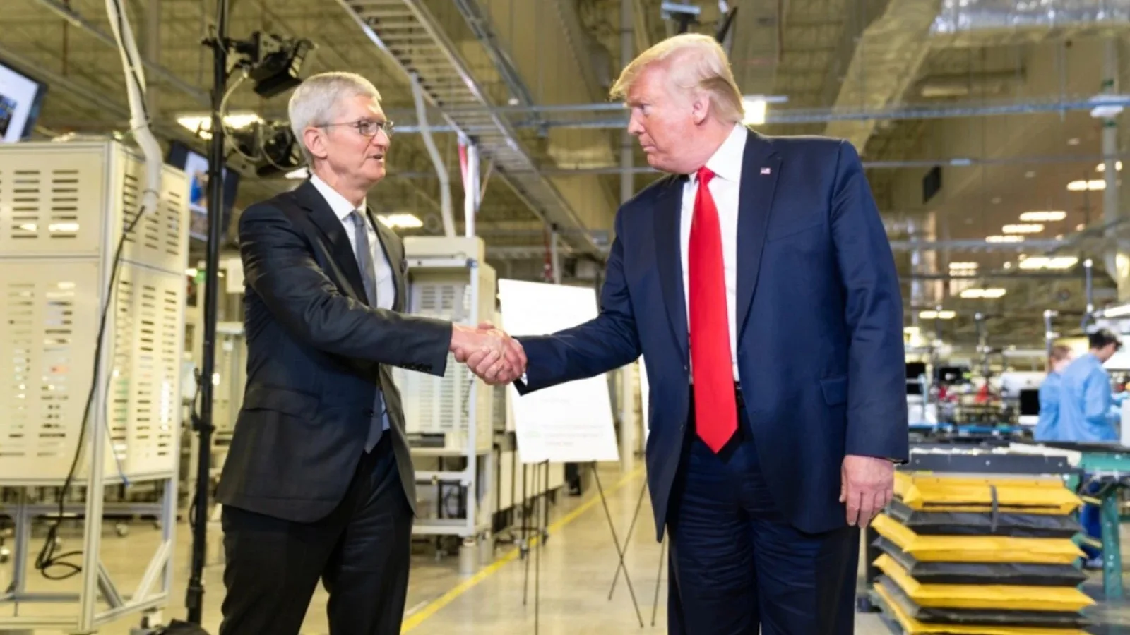 POUR ÉVITER LES TAXES DE TRUMP, APPLE LÂCHE 30 MILLIARDS DE DOLLARS POUR DES PUCES « MADE IN USA »