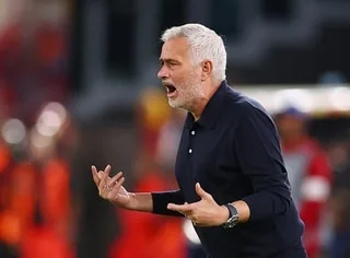 REAL MADRID. VINICIUS SUSPENDU, JOSÉ MOURINHO EN COLÈRE : « VOUS VOULEZ TUER UN JOUEUR DEUX HEURES AVANT LE MATCH ? »