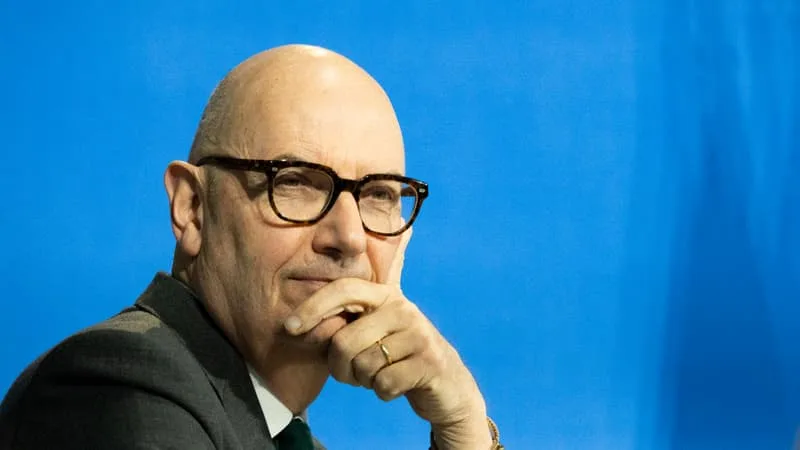 LA TRANSITION VERS LA VOITURE ÉLECTRIQUE A BOOSTÉ LA CROISSANCE AU DEUXIÈME TRIMESTRE: ROLAND LESCURE ANNONCE DÉJÀ PRÈS DE 20.000 COMMANDES POUR LA TROSIÈME VAGUE DU LEASING SOCIAL