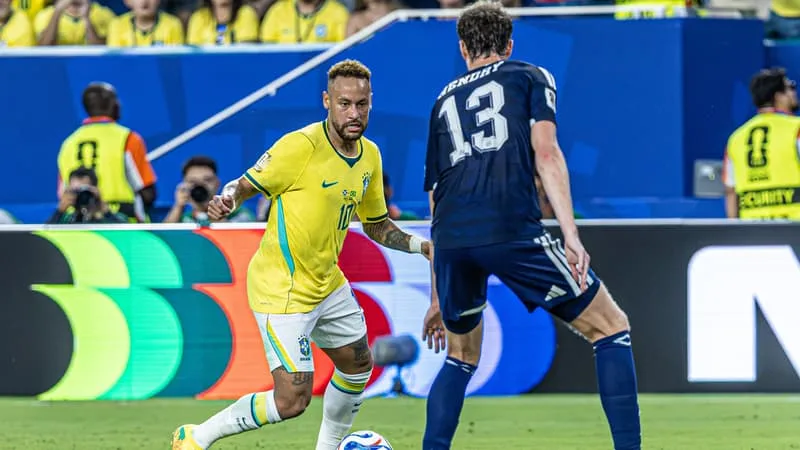 ENTRE PARIS SPORTIFS, MATCHS EXCLUSIFS ET TON IRRÉVÉRENCIEUX: AU BRÉSIL, UNE CHAÎNE YOUTUBE REGARDÉE PAR PLUS DE 18 MILLIONS DE PERSONNES SE PAIE LE MONDIAL 2026