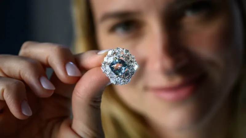 L’ »OCEAN DREAM », UN DIAMANT BLEU-VERT, A ÉTÉ VENDU POUR LA SOMME RECORD DE 14,8 MILLIONS D’EUROS À GENÈVE
