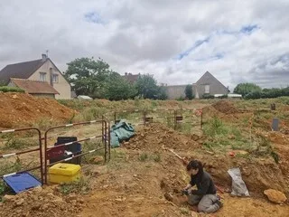 EN PLEIN TRAVAUX DE TERRASSEMENT, DES OSSEMENTS D’UN SOLDAT CANADIEN MORT EN 1944 DÉCOUVERTS DANS LE CALVADOS