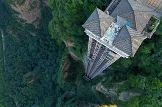 ACCROCHÉ À UNE FALAISE, FUTURISTE, EN FORME D’ŒUF… VOICI LES DIX ASCENSEURS LES PLUS SPECTACULAIRES DU MONDE