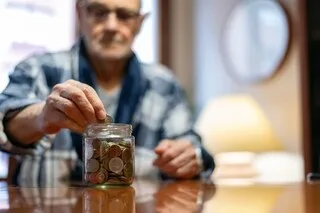 « APRÈS 43 ANS D’UNE CARRIÈRE PÉNIBLE, JE REGRETTE D’ÊTRE À LA RETRAITE CAR TOUS LES JOURS, JE COMPTE MON ARGENT »