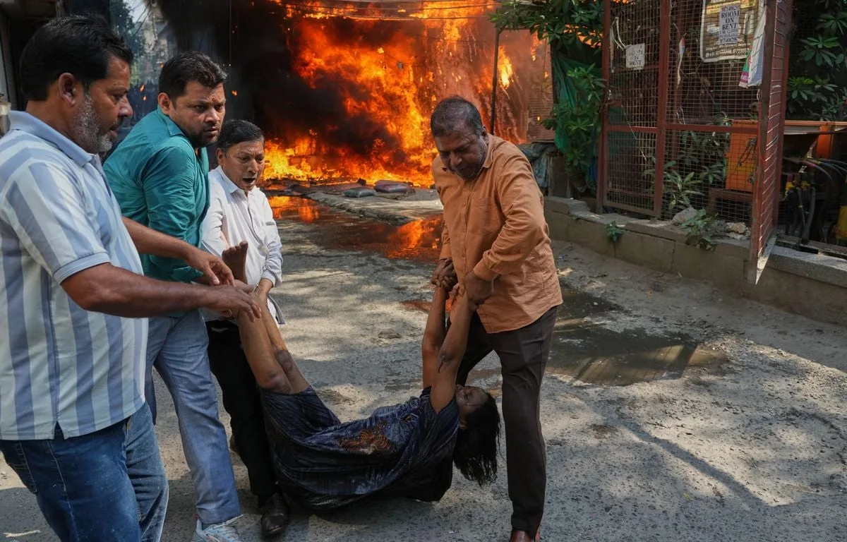 INDE : UN INCENDIE RAVAGE UN HÔTEL À NEW DELHI, AU MOINS 21 MORTS
