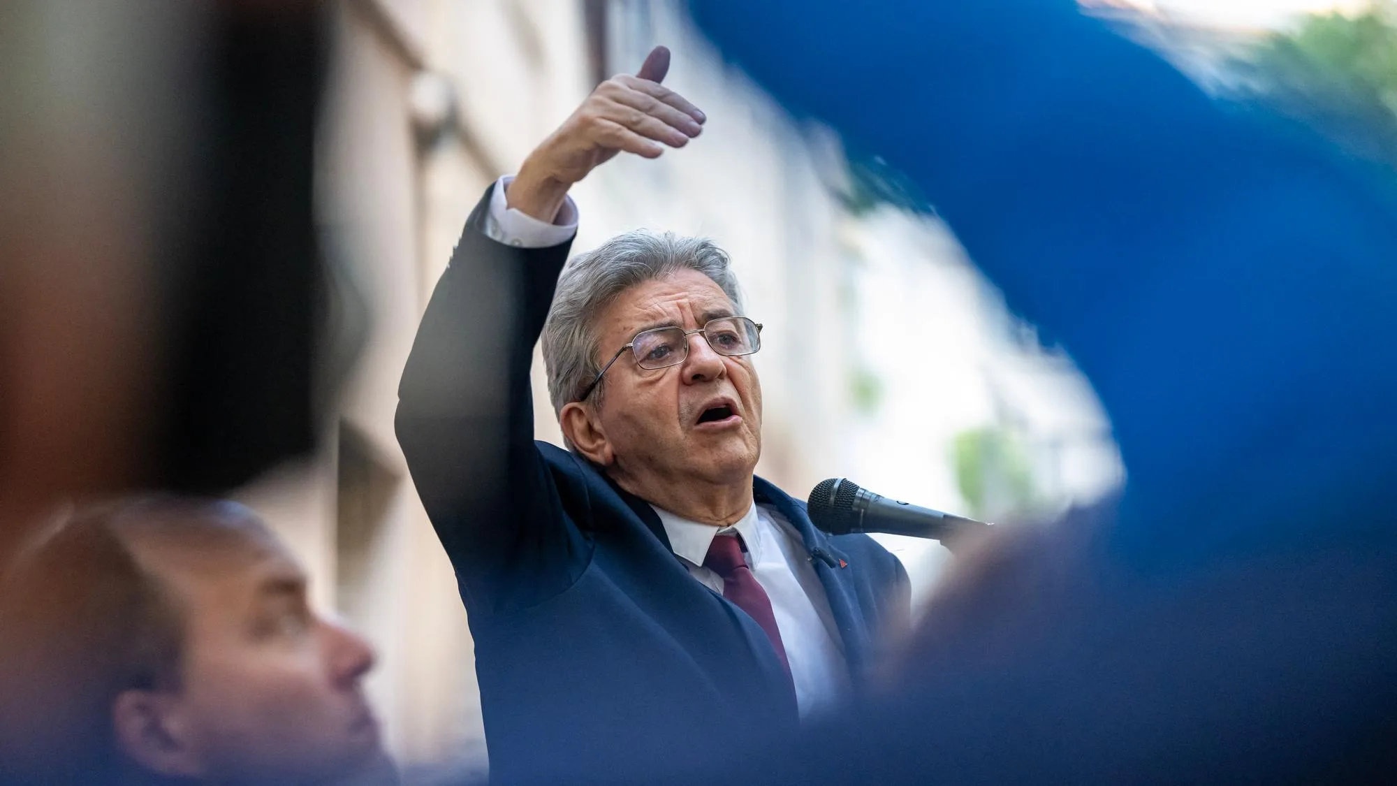 JEAN-LUC MÉLENCHON FAIT DE LA LUTTE CONTRE BOLLORÉ UN ARGUMENT DE CAMPAGNE LORS DE LA MANIF À L’OLYMPIA