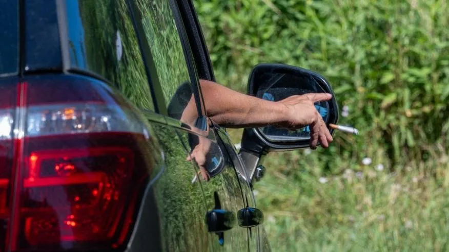 AVEC LES INCENDIES, LES MÉGOTS DE CIGARETTE DEVIENNENT LA CIBLE DE TOUS LES AGACEMENTS
