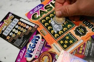 INTERDITE DE JEUX À TORT À CAUSE DE SON MARI DÉCÉDÉ, ELLE NE PEUT PAS TOUCHER LE JACKPOT REMPORTÉ À LA LOTERIE