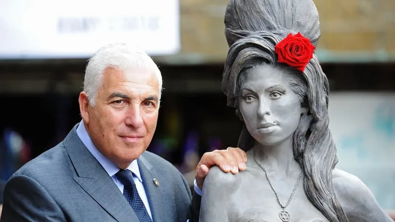 LE PÈRE D’AMY WINEHOUSE VA DEVOIR PAYER PRÈS D’UN MILLION DE LIVRES À DEUX AMIES DE SA FILLE