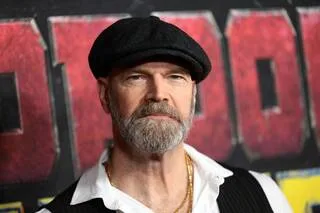 L’ACTEUR TYLER MANE, CONNU POUR SON RÔLE DE DENTS-DE-SABRE DANS X-MEN, ANNONCE ÊTRE ATTEINT D’UN CANCER DU SEIN