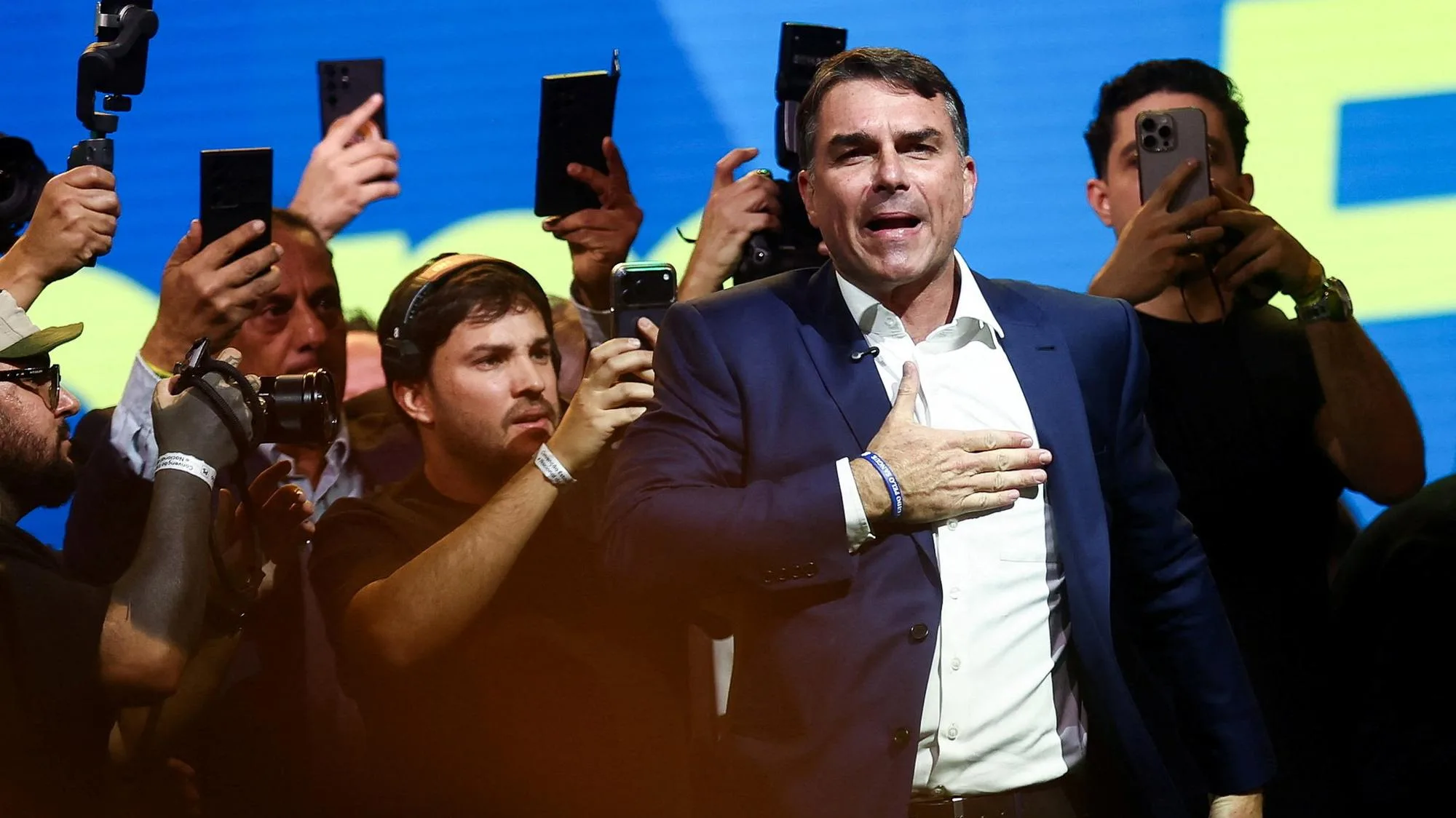 « PAPA, JE TE FERAI HONNEUR » : FLAVIO BOLSONARO SE LANCE DANS LA PRÉSIDENTIELLE BRÉSILIENNE