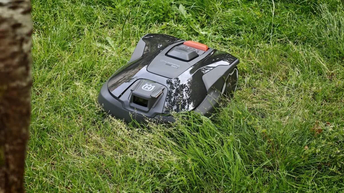 TEST DU HUSQVARNA AUTOMOWER 308V : UN ROBOT TONDEUSE EUROPÉEN À VISION IA