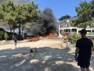 EN IMAGES. INCENDIE DANS UN RESTAURANT À GUIDEL : 16 POMPIERS ET SEPT ENGINS MOBILISÉS, LE FEU EST MAÎTRISÉ
