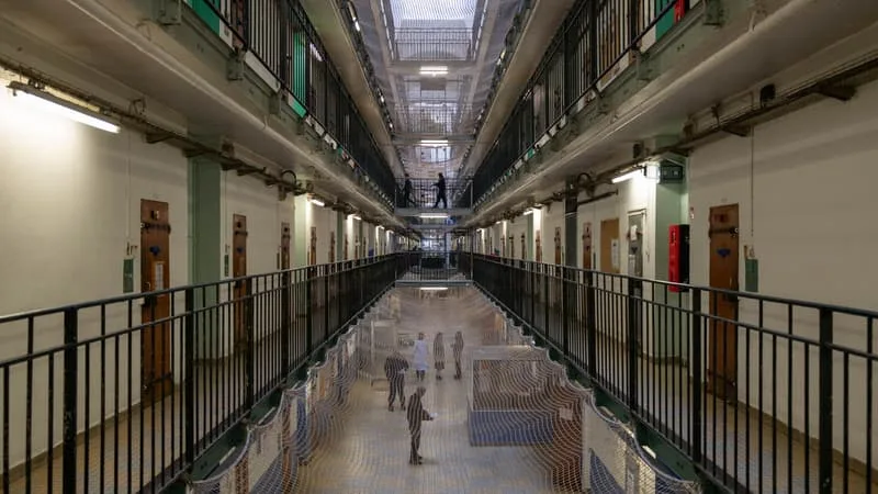 « AUCUNE MESURE D’ENVERGURE NATIONALE N’A ÉTÉ PRISE »: FACE À LA SURPOPULATION CARCÉRALE, LA CONTRÔLEURE DES PRISONS SE DÉSOLE DE L’INACTION PUBLIQUE