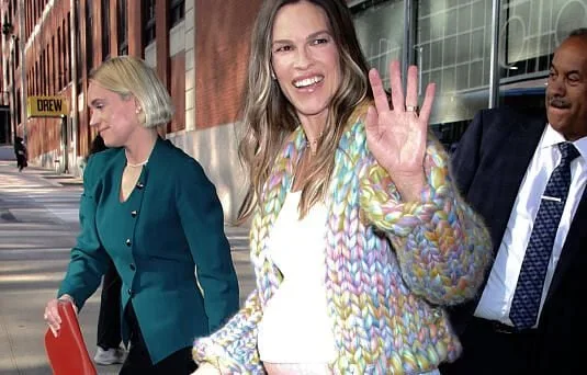 HILARY SWANK ANNONCE QU’ELLE EST ENCEINTE DE SON TROISIÈME ENFANT À 52 ANS