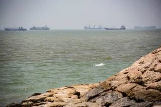 GUERRE AU MOYEN-ORIENT : LES ÉTATS-UNIS FRAPPENT L’IRAN « EN RÉPONSE » À L’ATTAQUE D’UN NAVIRE DANS LE DÉTROIT D’ORMUZ