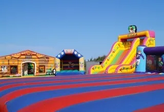 UNE STRUCTURE GONFLABLE S’ENVOLE AVEC LE VENT, TROIS ENFANTS DE 4 À 6 ANS BLESSÉS DANS UN PARC DE LOISIRS