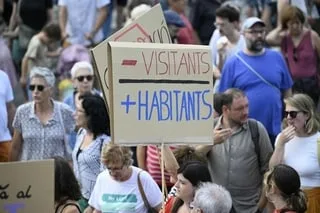 FACE AU SURTOURISME, POURQUOI LA FRANCE SEMBLE PLUS TOLÉRANTE QUE SES VOISINS ?